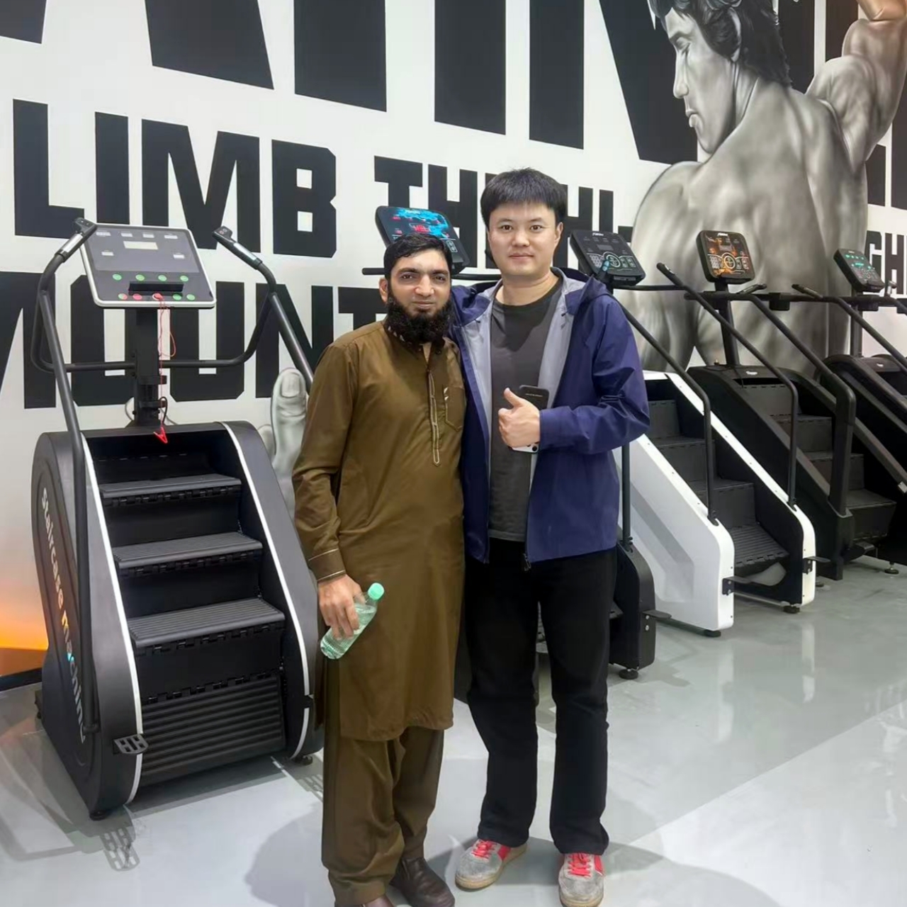 „Yingruis Fitness Equipment Technology Co., Ltd.“ sėkmingai užbaigė 30 lenktų bėgimo takelių užsakymą Pakistano klientams