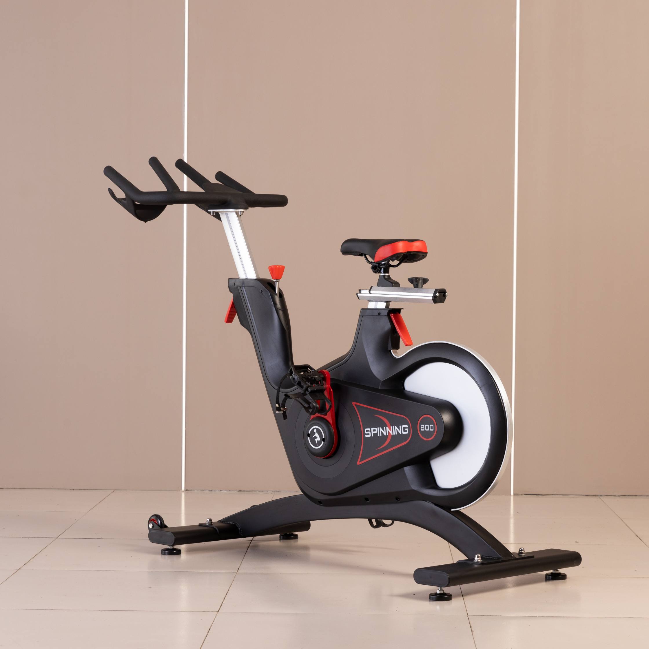 Magnetinio pasipriešinimo dviratis sporto salėje